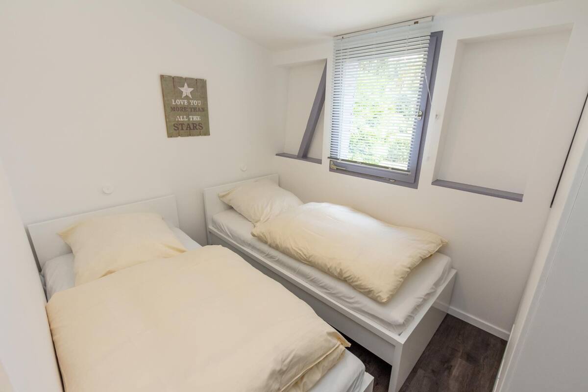 Romantisch huis, 2 slaapkamers | 2 slaapkamers, individueel gemeubileerd, een strijkplank/strijkijzer