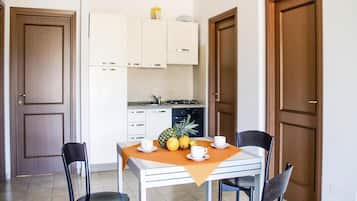 Deluxe Apartment, 2 Bedrooms | Dining