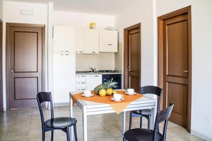 Fridge, oven, stovetop, electric kettle