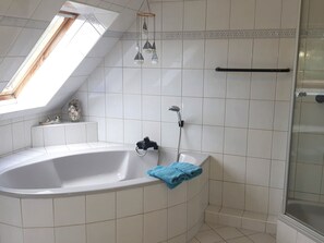 Klassiek appartement, 3 slaapkamers | Badkamer | Een douche, een haardroger, handdoeken