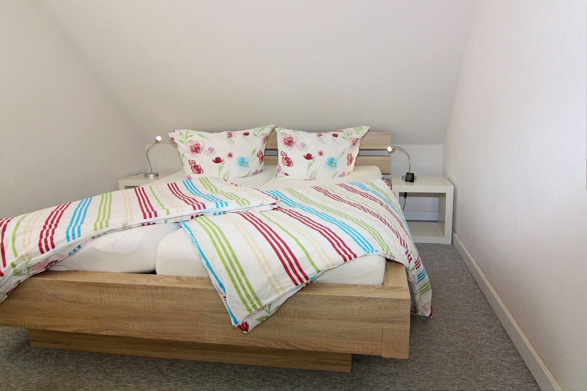 11 Schlafzimmer, individuell eingerichtet