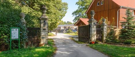 ฝ่ายต้อนรับ