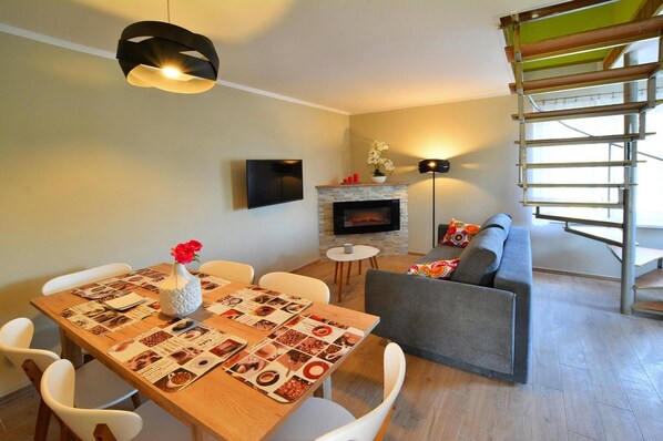 Classic House, 4 Bedrooms | Living room