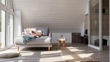 Comfort House, 5 Bedrooms | Living room | Fireplace