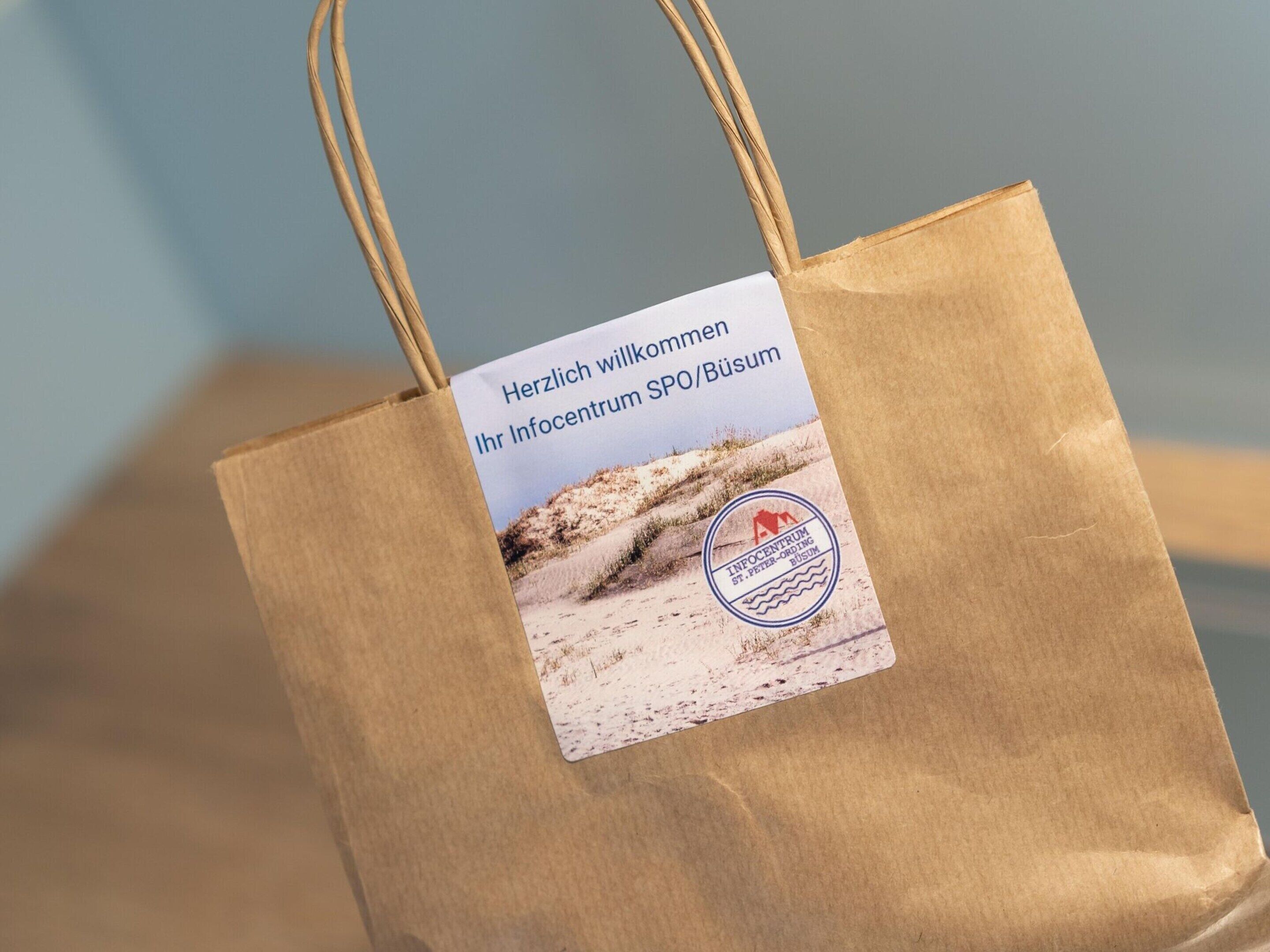 Un sac en papier brun avec une étiquette attachée.