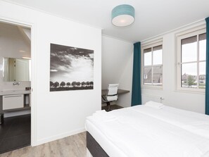 20 bedrooms, individually furnished, iron/ironing board - Luxury Villa With a Sauna, at the Tjeukemeer (Delfstrahuizen)