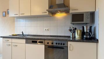 Kühlschrank, Mikrowelle, Ofen, Geschirrspüler