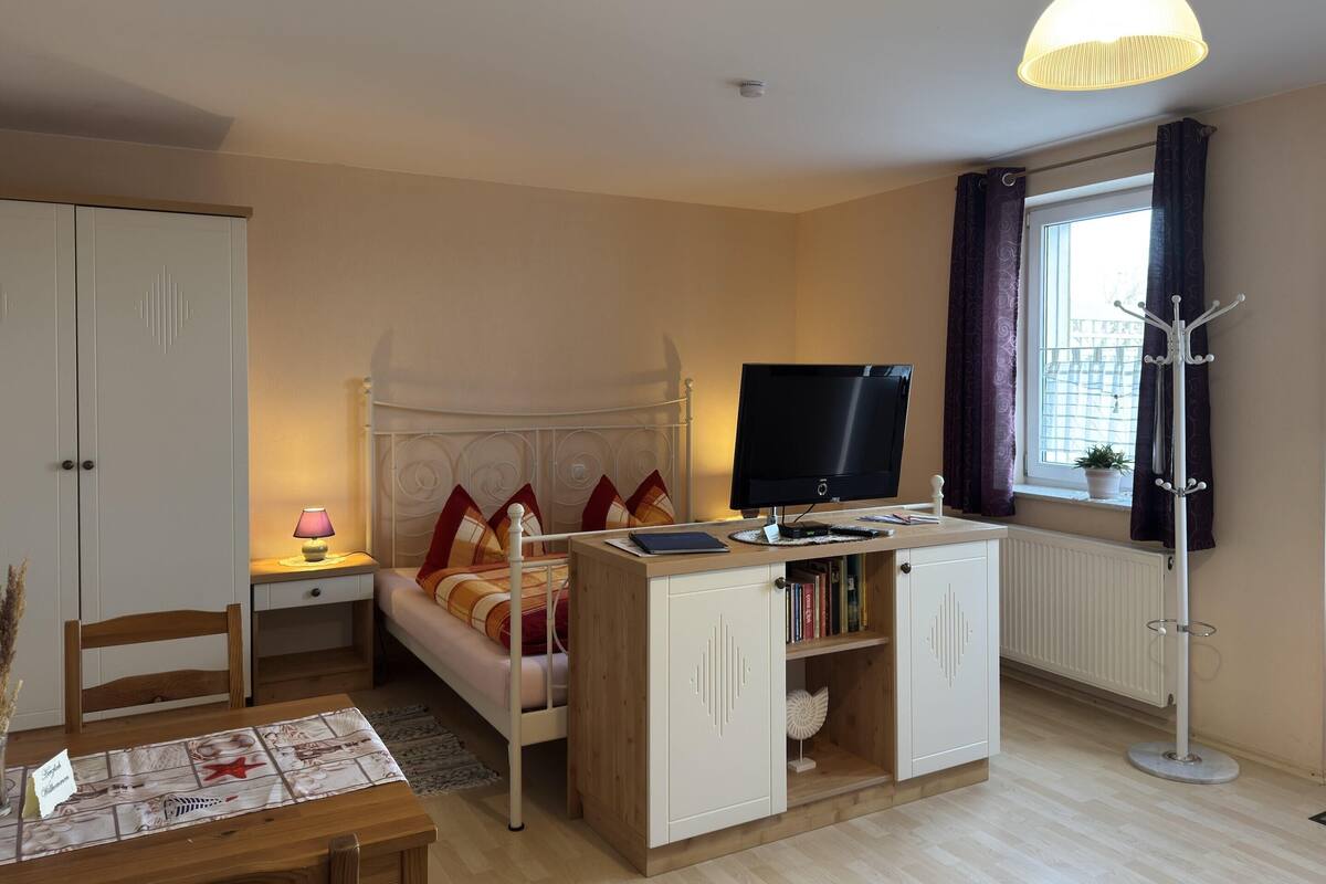 2 bedrooms, individually furnished, bed sheets