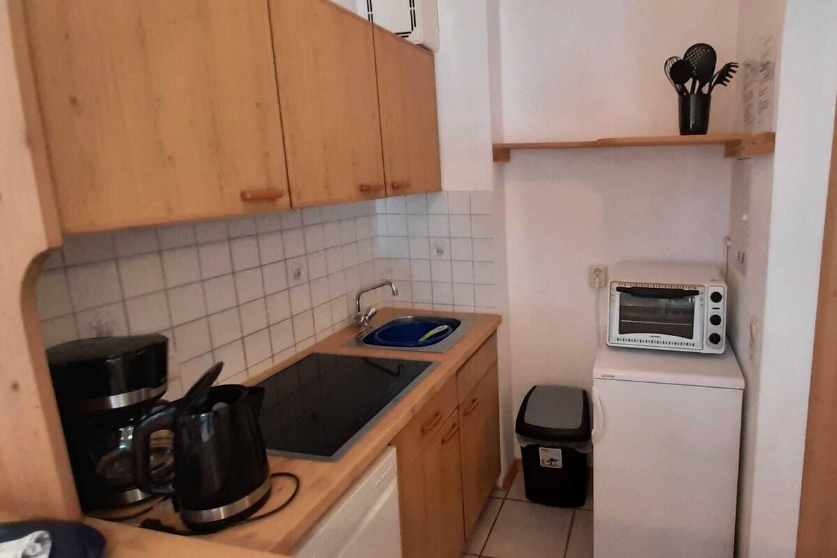 Fridge, oven, dishwasher, coffee/tea maker