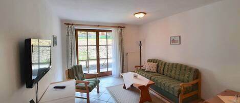 Deluxe appartement, 2 slaapkamers | Woonkamer | Een dvd-speler