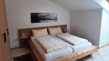 Elite-Apartment, 2 Schlafzimmer | 25 Schlafzimmer, individuell eingerichtet, Bettwäsche