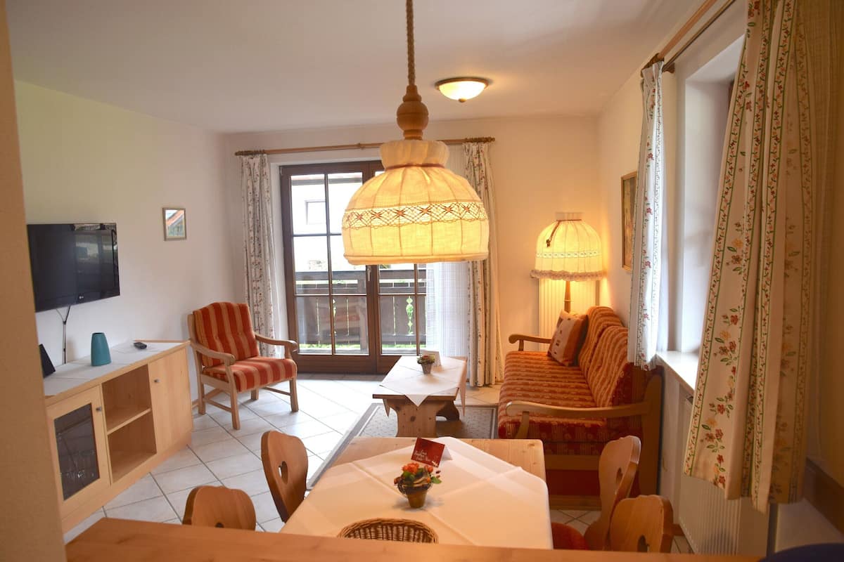Comfort-Apartment, 2 Schlafzimmer | Wohnzimmer | DVD-Player