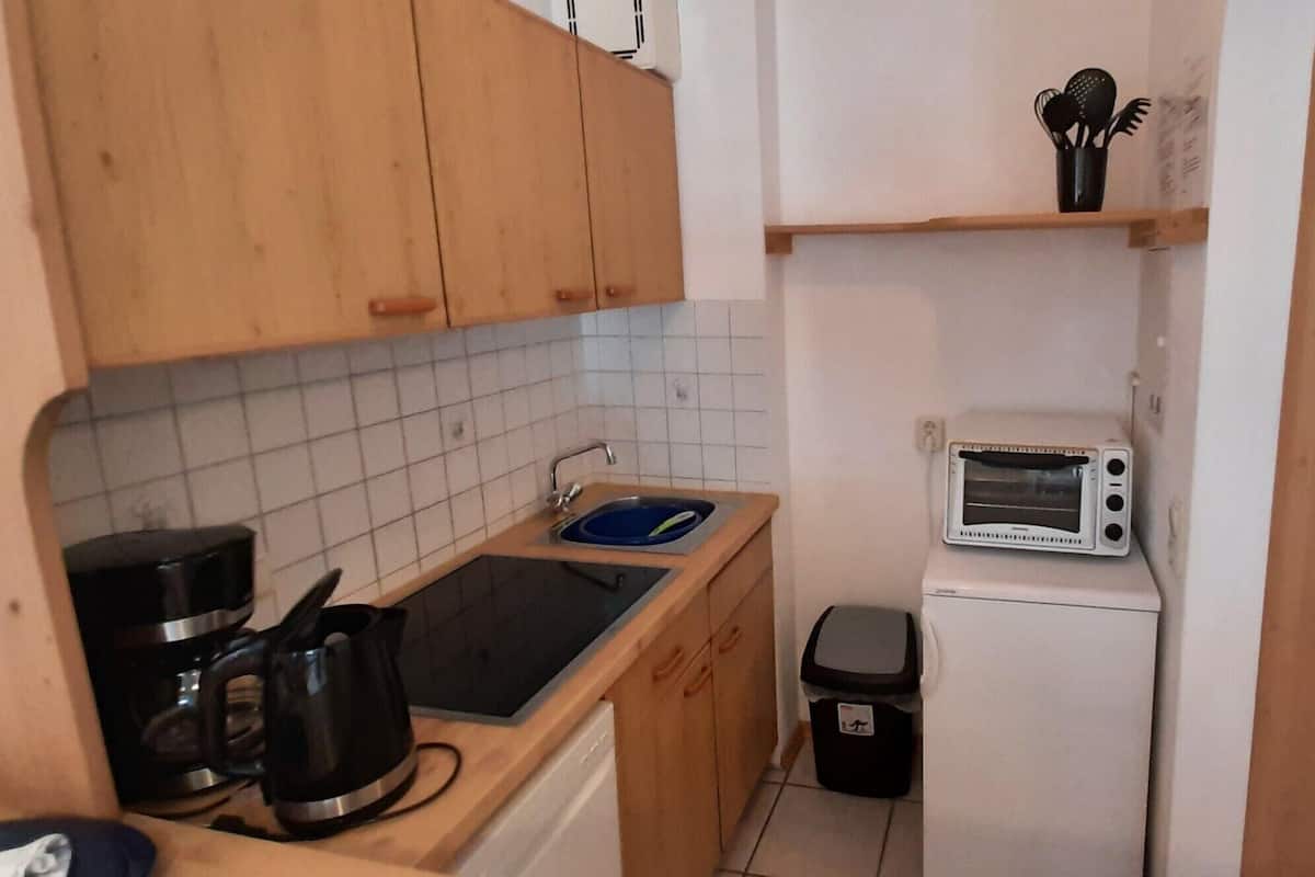 Fridge, oven, dishwasher, coffee/tea maker