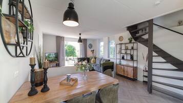 Elite House, 4 Bedrooms | Dining