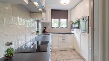 Romantic House, 4 Bedrooms | Private kitchen | Fridge, microwave, dishwasher, coffee/tea maker