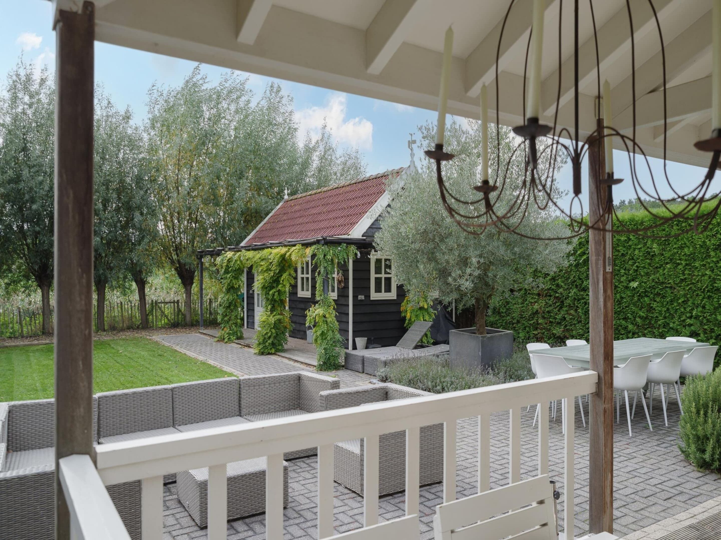 Nhà tiện nghi đơn giản, 4 phòng ngủ | Vườn