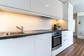 Apartamento Confort, 2 habitaciones | Cocina privada | Frigorífico, microondas, horno y lavavajillas