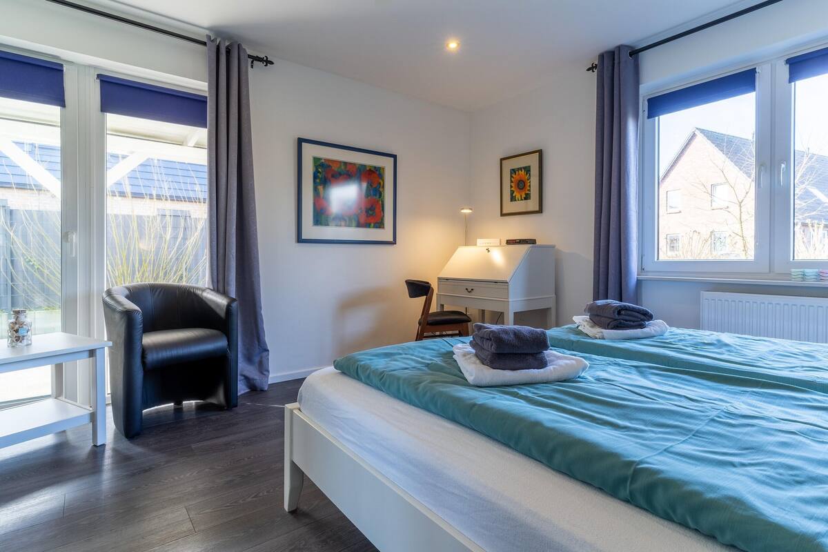 5 bedrooms, individually furnished, bed sheets