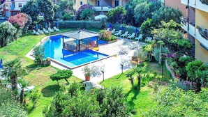 A resort with a swimming pool, lounge chairs, and a garden area. - Residence I Mirti Bianchi, Santa Teresa Gallura (Santa Teresa di Gallura)