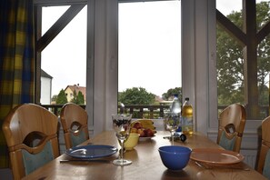 Deluxe Apartment, 3 Bedrooms | Dining - Spacious Apartment in Boddin With Garden (Walkendorf)