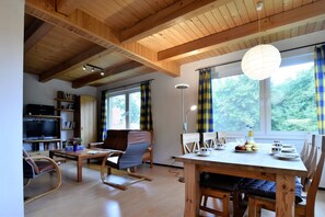 Classic Apartment, 4 Bedrooms | Living room - Spacious Apartment in Boddin With Garden (Walkendorf)
