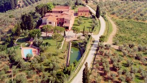 A large villa with multiple buildings, a swimming pool, and a pond, surrounded by olive groves and vineyards. - Flat With Shared Pool and air Conditioning (Castelfiorentino)