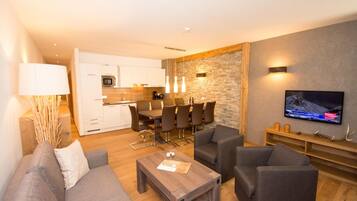 Comfort Apartment, 3 Bedrooms | Living room | DVD player