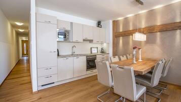 Premium Apartment, 4 Bedrooms | Dining