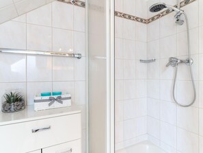 Classic Apartment, 2 Bedrooms | Bathroom | Shower, hair dryer - Comfortable Holiday Apartment in St. Peter Ording (St. Peter-Ording)