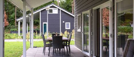 Nhà phong cách cổ điển, 4 phòng ngủ | Ban công