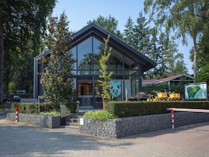 Exterior - Beautiful House With Covered Terrace, Located in a Holiday Park in Rhenen (Rhenen)