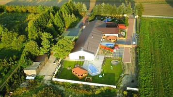 Classic House, 6 Bedrooms | Garden