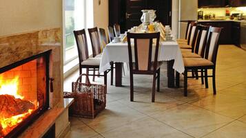 Classic House, 6 Bedrooms | Living room | Fireplace