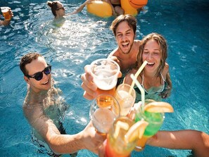 A group of people in a swimming pool holding drinks. - Terraced House With Pool and Sauna, Sieciemin (gmina Sianów)