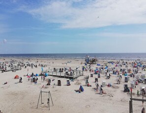 A crowded beach with numerous tents and beachgoers. - Comfortable Holiday Apartment in St. Peter Ording (St. Peter-Ording)