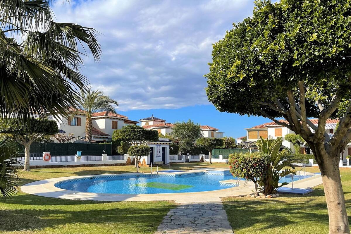 Apartamento Confort, 3 habitaciones | Piscina | Una piscina cubierta, una piscina al aire libre