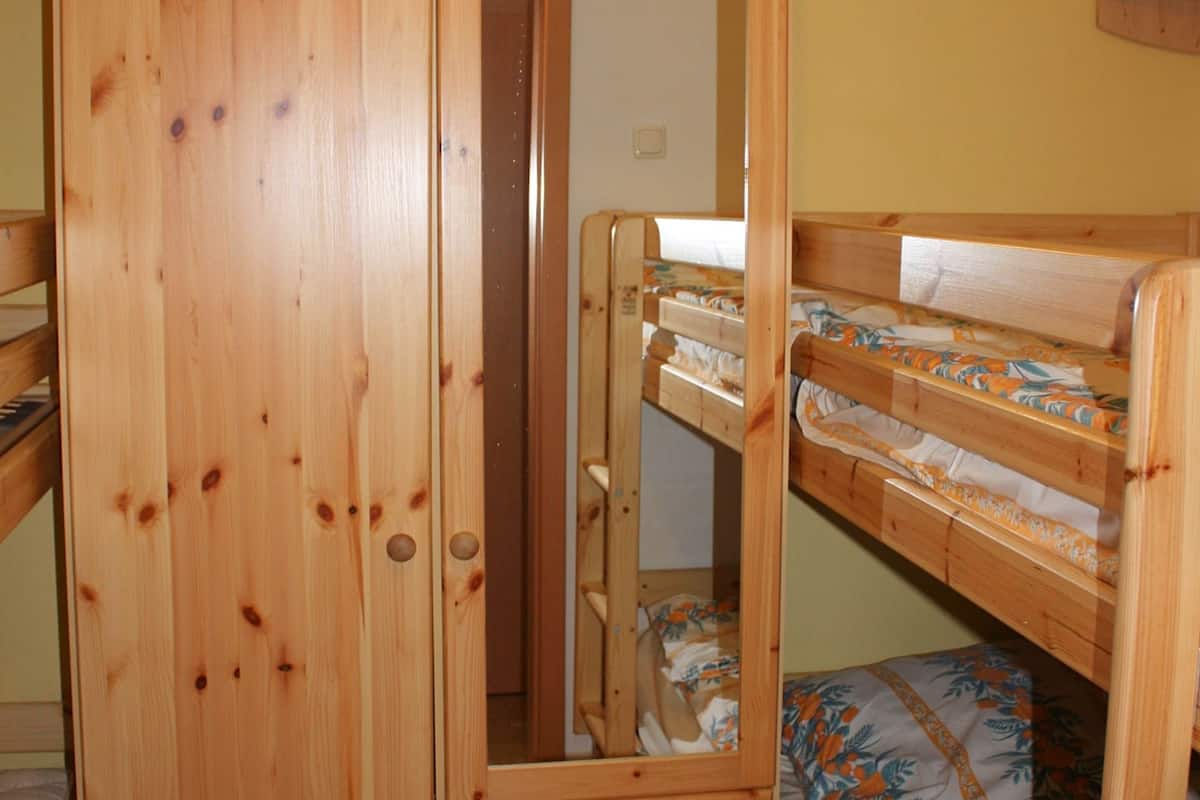 6 quartos, individualmente mobiliados, ferros/tábuas de passar roupa