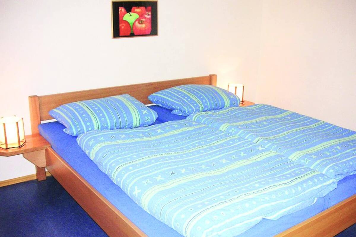 6 bedrooms, individually furnished, iron/ironing board
