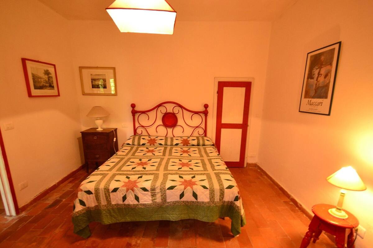 22 camere, con arredamento individuale, lenzuola