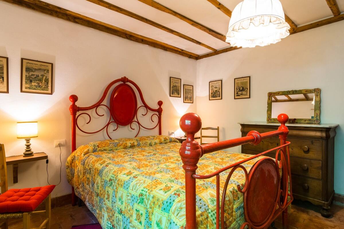 22 camere, con arredamento individuale, lenzuola