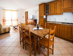 Deluxe Apartment, 2 Bedrooms | Dining