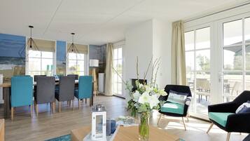 Deluxe House, 4 Bedrooms | Living room | DVD player