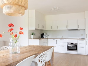 Deluxe House, Multiple Bedrooms | Private kitchen | Fridge, microwave, oven, dishwasher