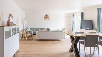 Comfort Apartment, 5 Bedrooms | Living room