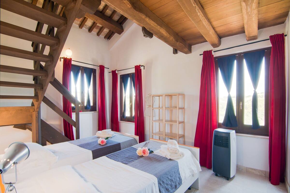 23 chambres, ameublement personnalisé, fer et planche à repasser