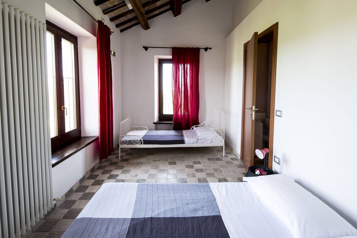 Romantic Apartment, 2 Bedrooms | 23 bedrooms, individually furnished, iron/ironing board, bed sheets