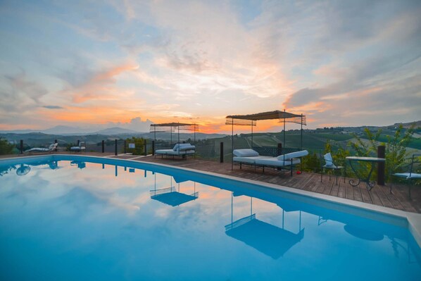 Una piscina techada, una piscina al aire libre