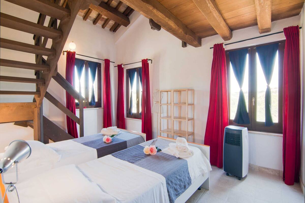 2 kamar tidur dan dilengkapi dengan perabotan berbeda-beda