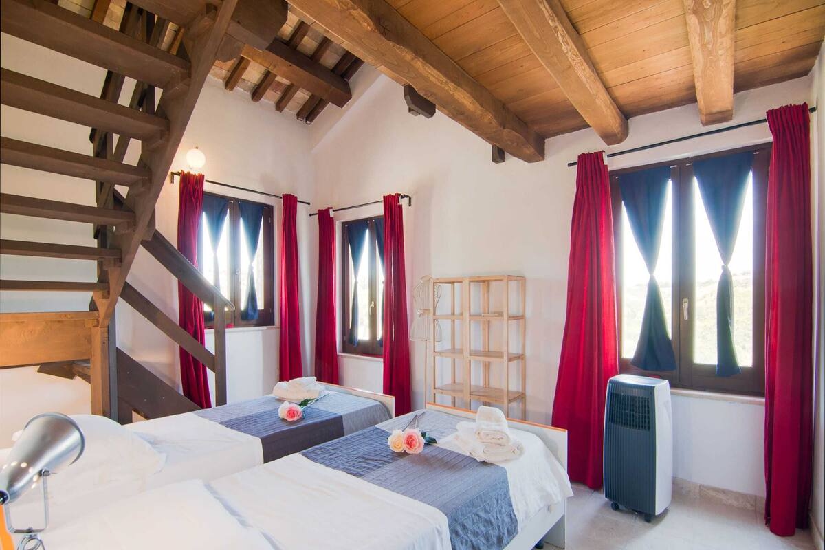 23 chambres, ameublement personnalisé, fer et planche à repasser