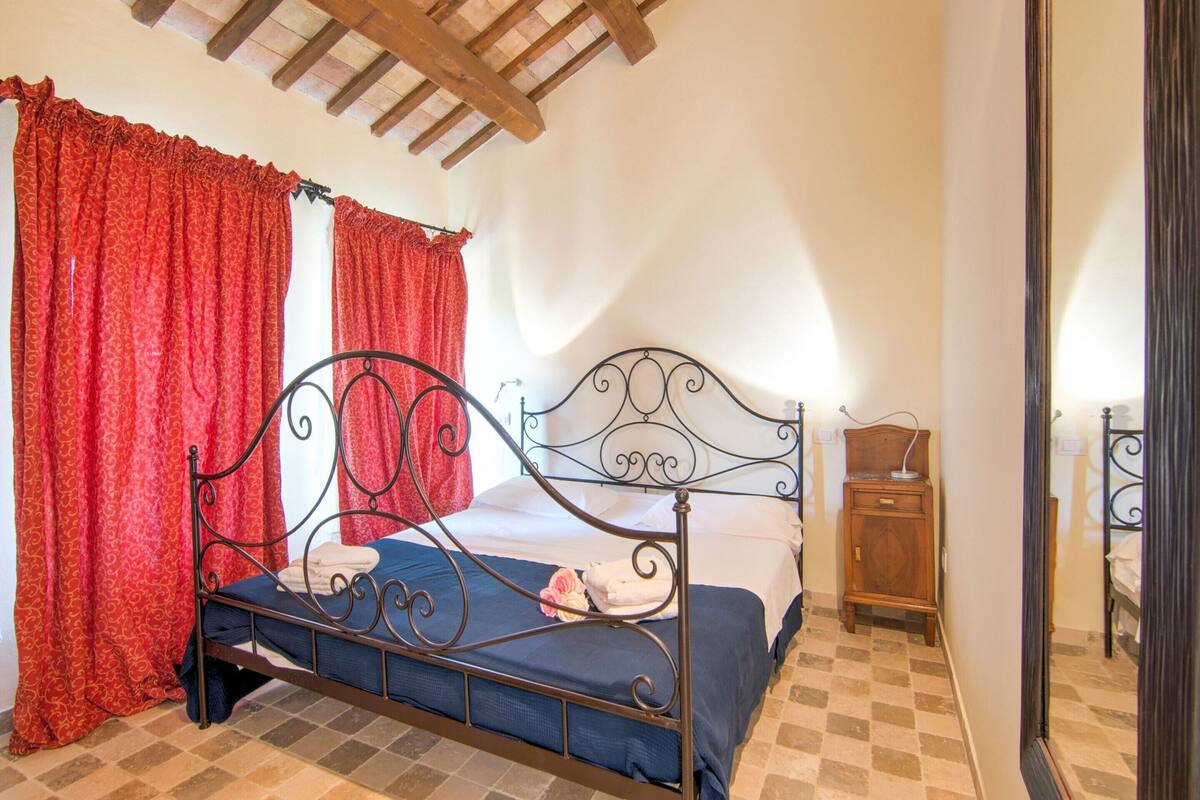 2 bedrooms, individually furnished, iron/ironing board, bed sheets